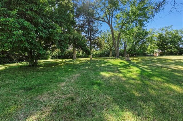 8130 Agnes Ave, Kansas City, MO 64132
