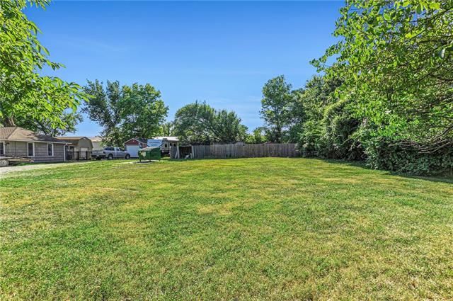 8108 Agnes Ave, Kansas City, MO 64132