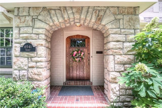 6541 Summit St, Kansas City, MO 64113