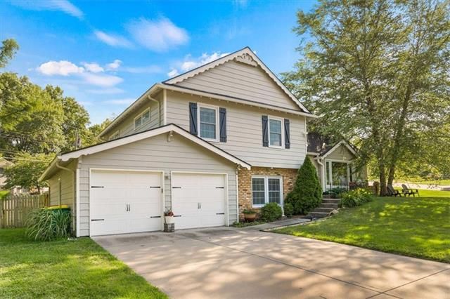 9135 Somerset Dr, Overland Park, KS 66207