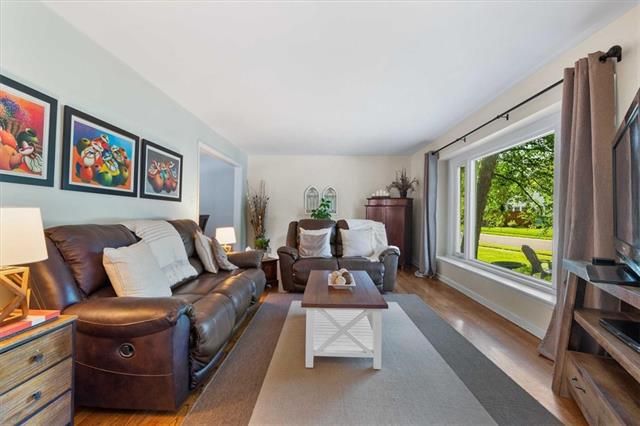 9135 Somerset Dr, Overland Park, KS 66207
