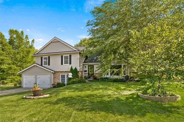 9135 Somerset Dr, Overland Park, KS 66207