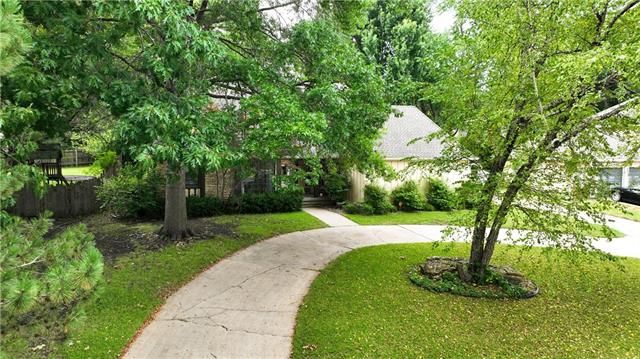 910 Carnoustie Dr, Kansas City, MO 64145