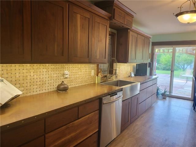9914 E 38th Ter, Kansas City, MO 64133