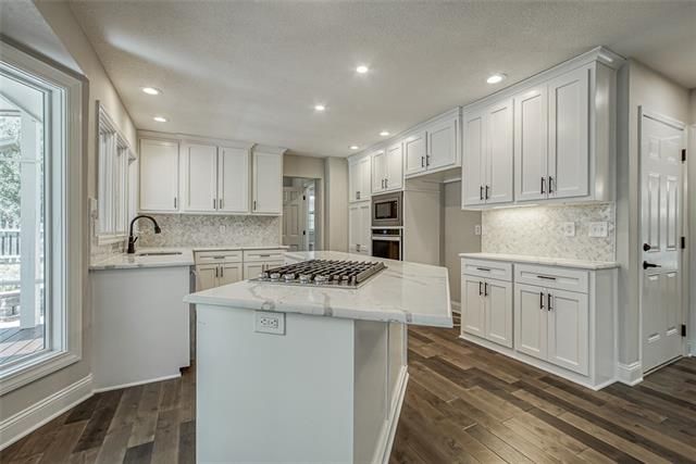 10222 Hemlock Dr, Overland Park, KS 66212