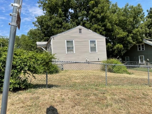8800 E Roberts St, Independence, MO 64053