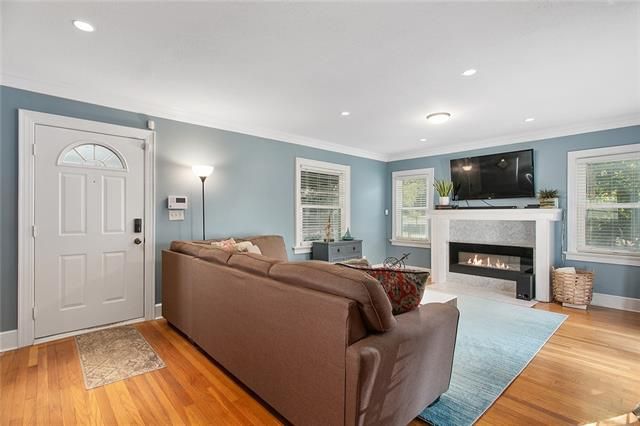 5830 Locust St, Kansas City, MO 64110