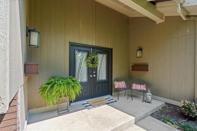 15809 Meadow Ln, Overland Park, KS 66224