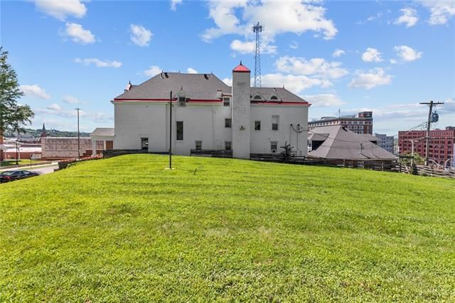 516 N 5th St, St Joseph, MO 64501