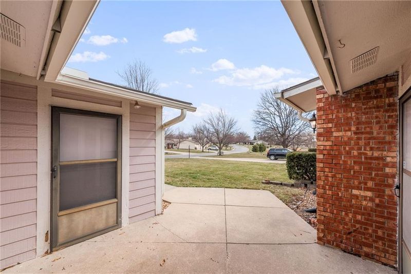 1611 W Stone Blvd, Raymore, MO 64083