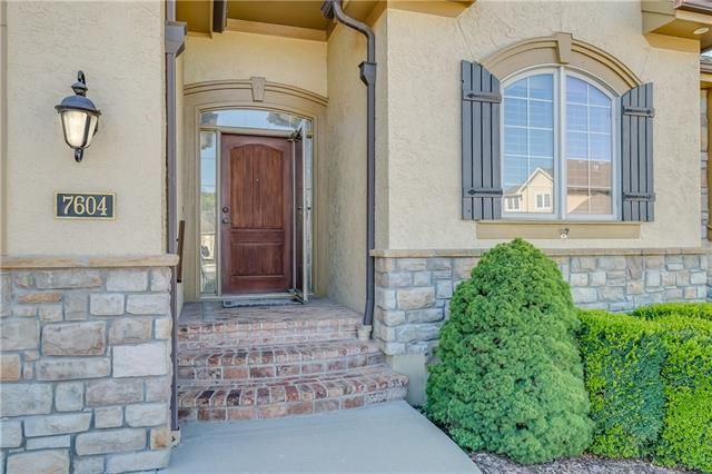 7604 Pheasant Ct, Kansas City, MO 64139