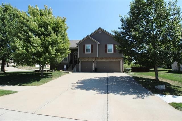 3123 SW Tiara Ln, Lee's Summit, MO 64082