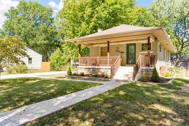 7320 W 65th St, Overland Park, KS 66202