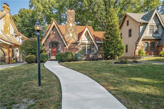 428 E 72nd St, Kansas City, MO 64105