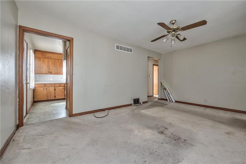 915 E 100th Ter, Kansas City, MO 64131