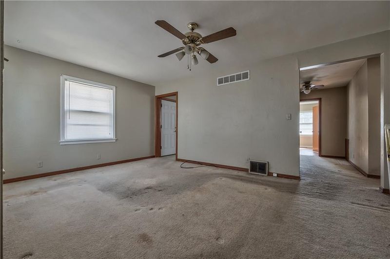 915 E 100th Ter, Kansas City, MO 64131