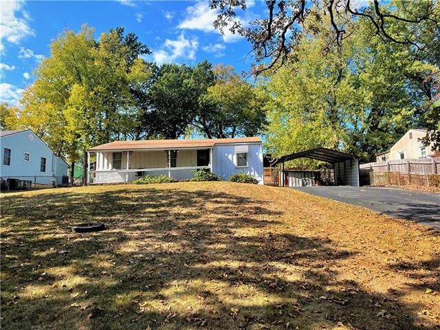 8142 Chestnut Ave, Kansas City, MO 64132