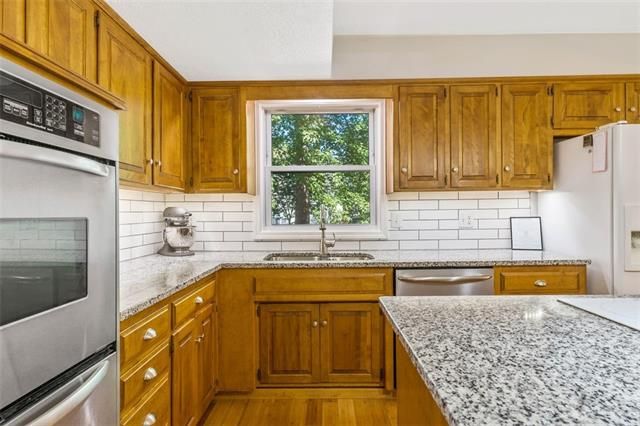 9816 W 100th St, Overland Park, KS 66212