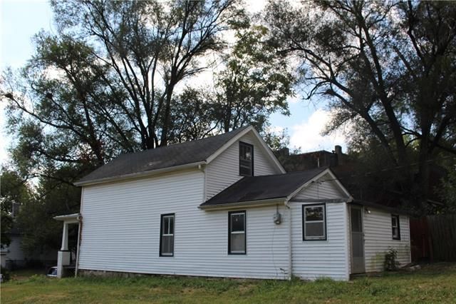 422 Ottawa St, Leavenworth, KS 66086