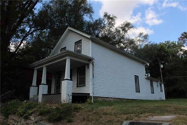 422 Ottawa St, Leavenworth, KS 66086