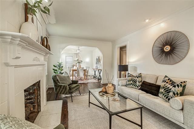 2 E Dartmouth Rd, Kansas City, MO 64113