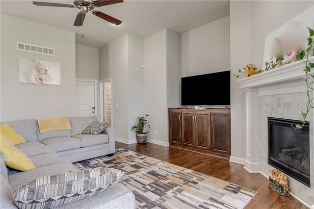 8000 W 166 Pl, Overland Park, KS 66085