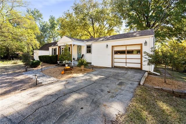 705 E 109 St, Kansas City, MO 64131
