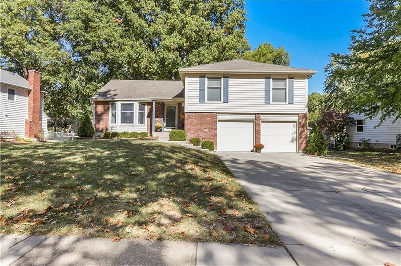 10055 Bluejacket Dr, Overland Park, KS 66214