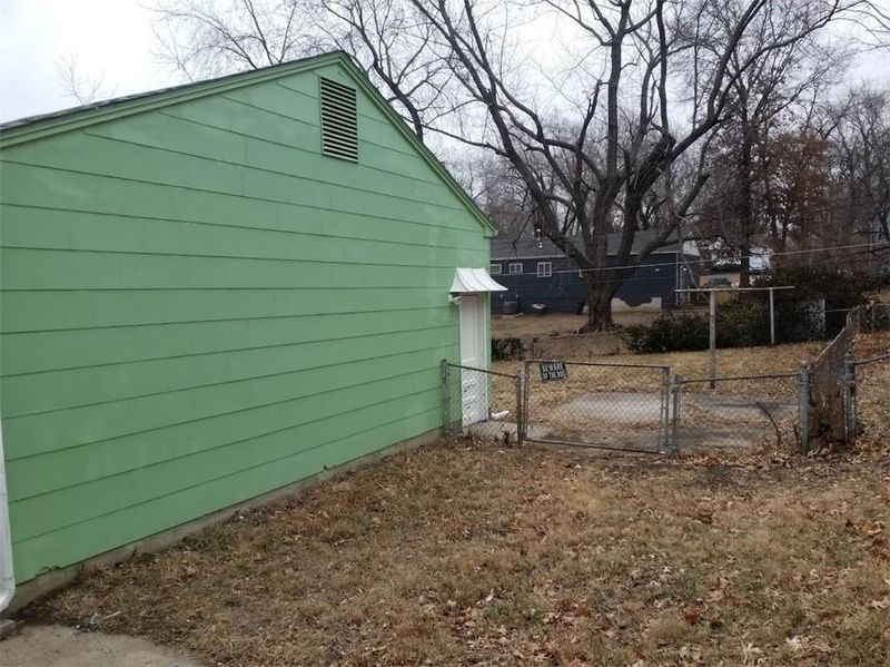 8511 Crystal Ave, Kansas City, MO 64138