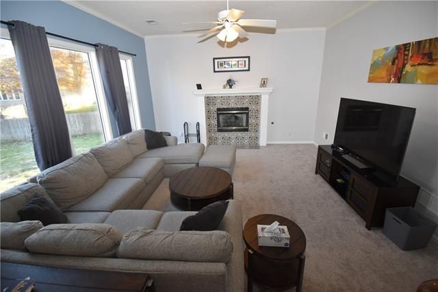 1001 SW Forestpark Ln, Lee's Summit, MO 64081