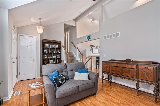 11202 N Booth Ave, Kansas City, MO 64157