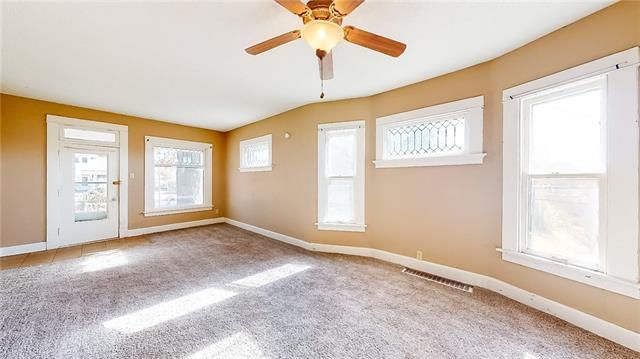 1926 S 24th St, St Joseph, MO 64507