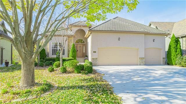 3825 NW Cimarron St, Lee's Summit, MO 64064