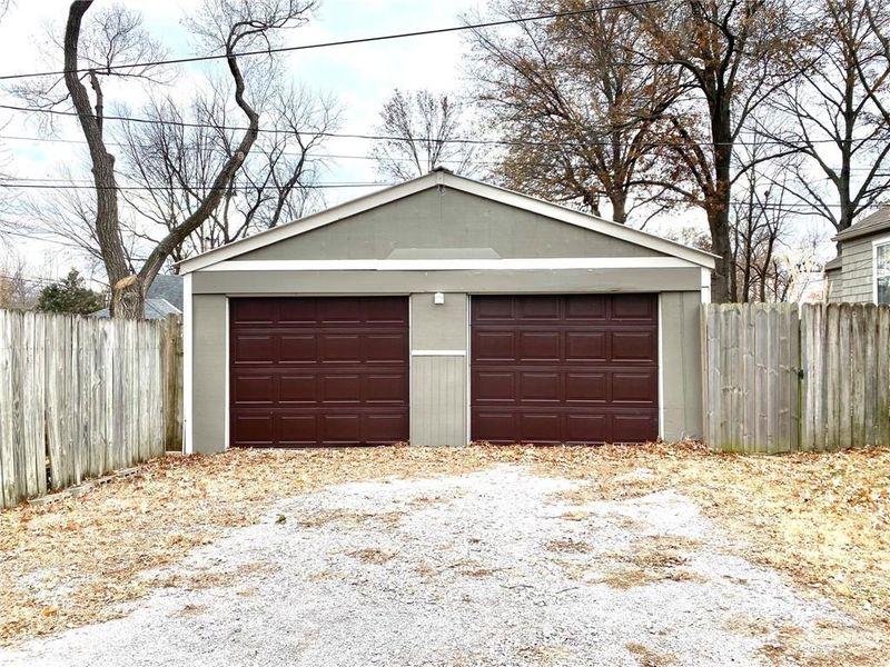 8001 Belleview St, Kansas City, MO 64114