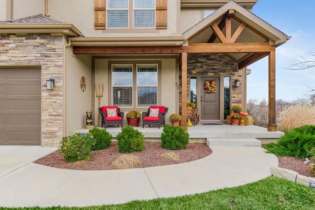 820 Canyon Ln, Lansing, KS 66043