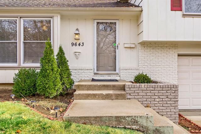 9643 Walmer St, Overland Park, KS 66212