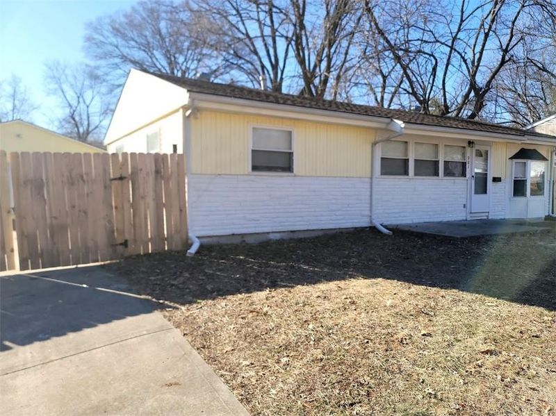 901 NE 62nd St, Gladstone, MO 64118