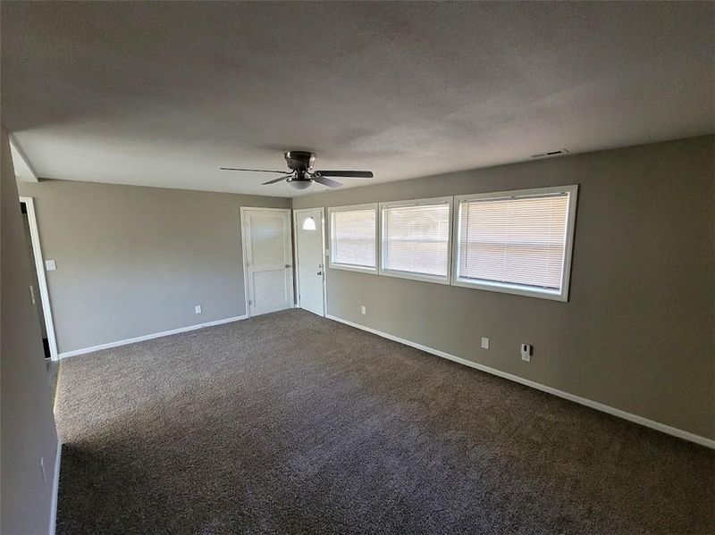 901 NE 62nd St, Gladstone, MO 64118