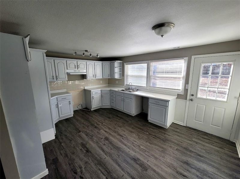 901 NE 62nd St, Gladstone, MO 64118