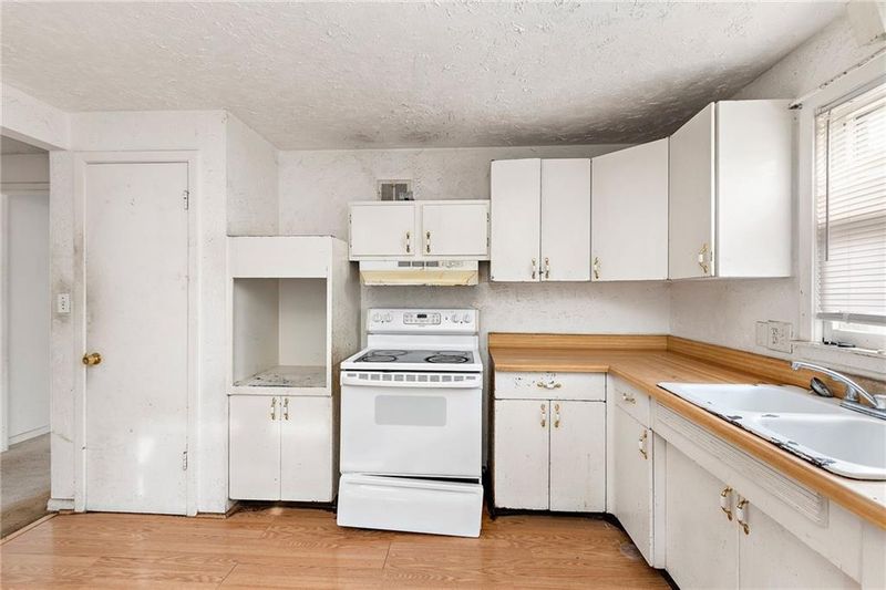 2313 E 77th St, Kansas City, MO 64132