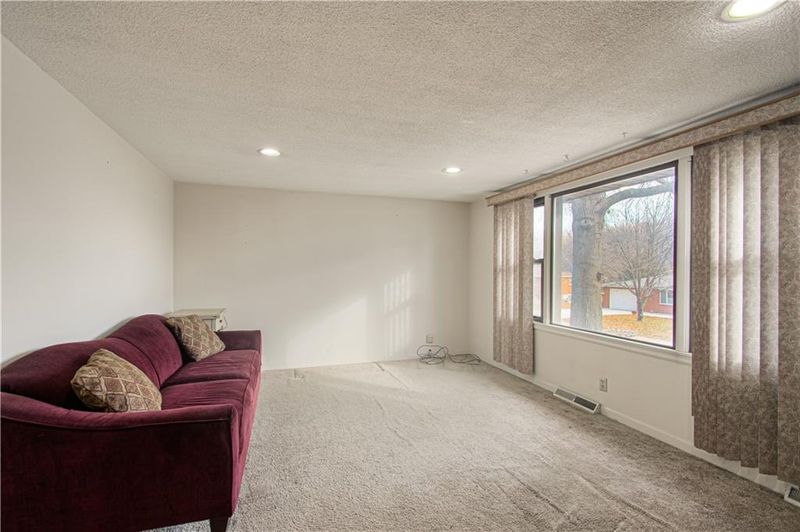 5016 NW Ridgewood Dr, Kansas City, MO 64151