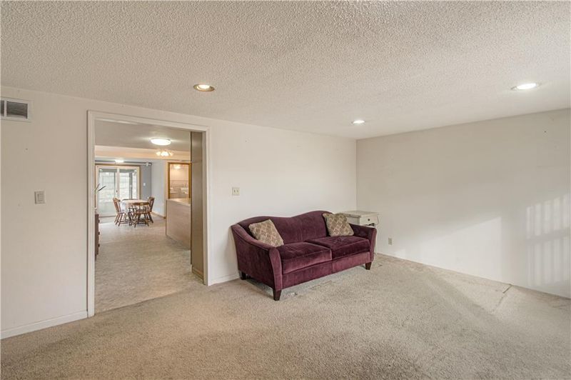 5016 NW Ridgewood Dr, Kansas City, MO 64151