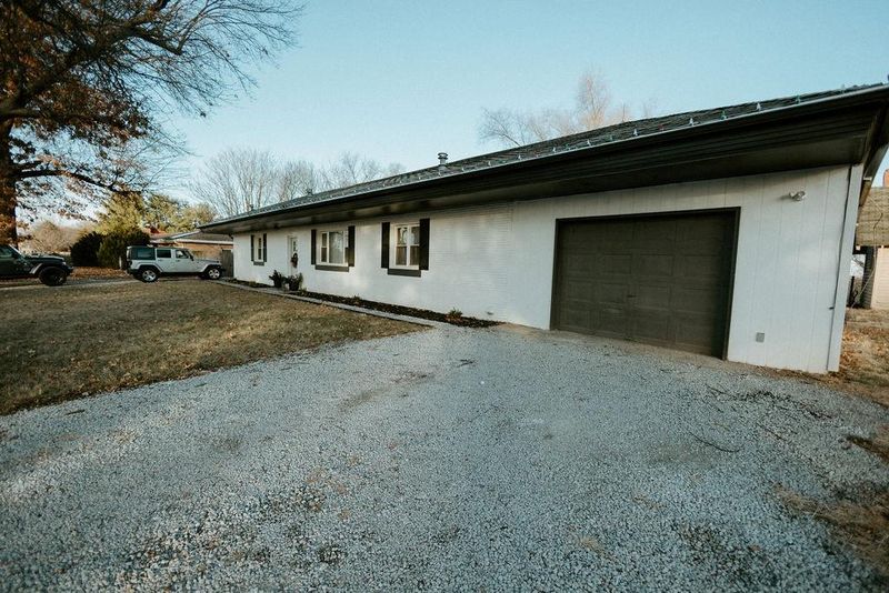 4401 Green Acres Rd, St Joseph, MO 64506