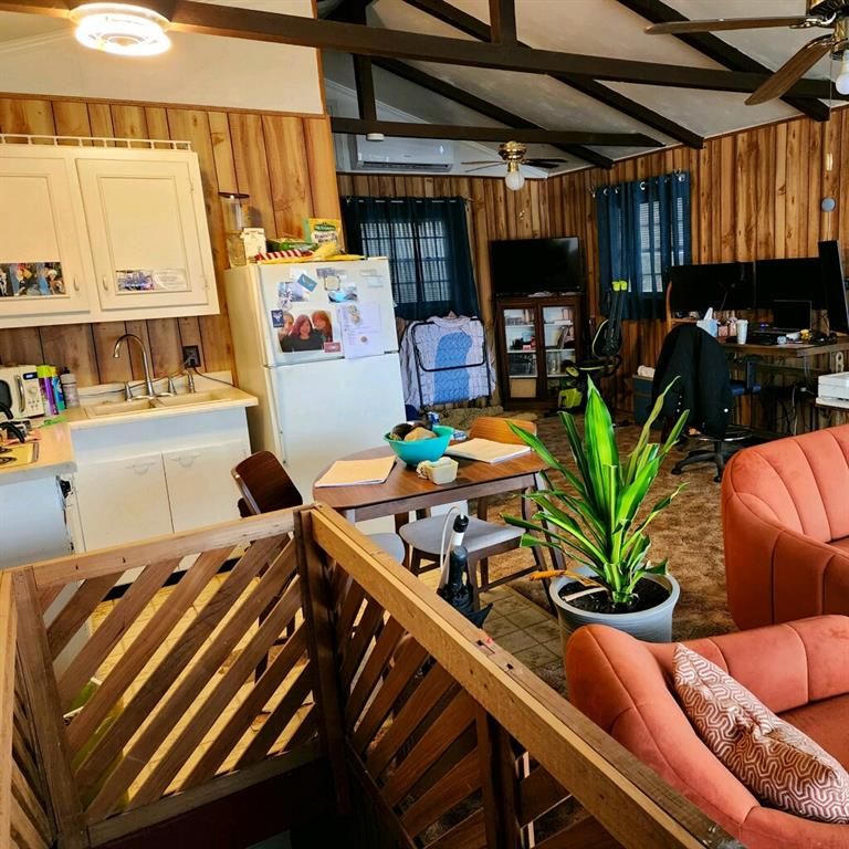 25721 S Lakeview Dr, Freeman, MO 64746