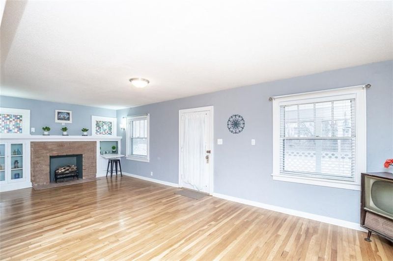 10708 E 43rd St, Kansas City, MO 64133