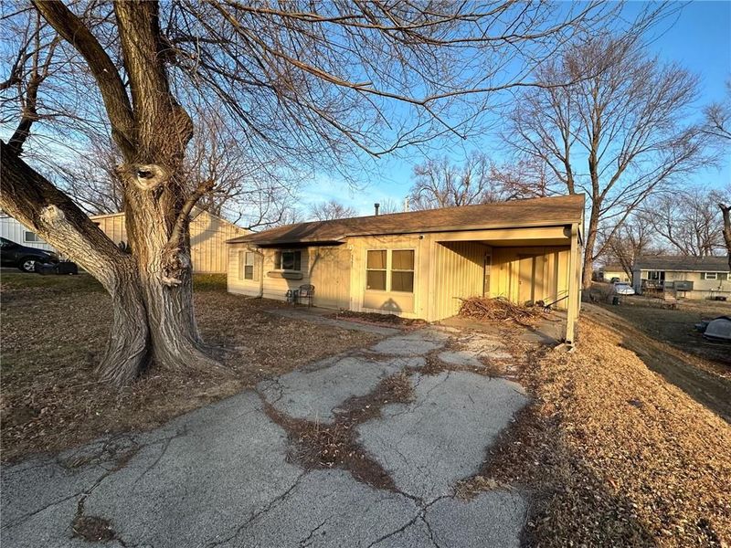 3307 Mandan Ln, St Joseph, MO 64503