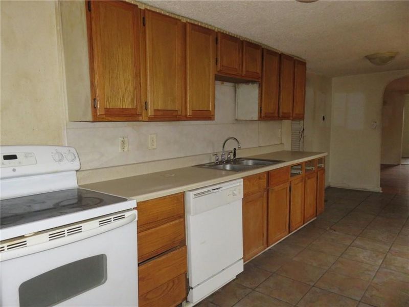 2801 E 77th Ter, Kansas City, MO 64132