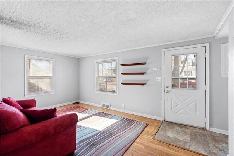 7925 Madison Ave, Kansas City, MO 64114