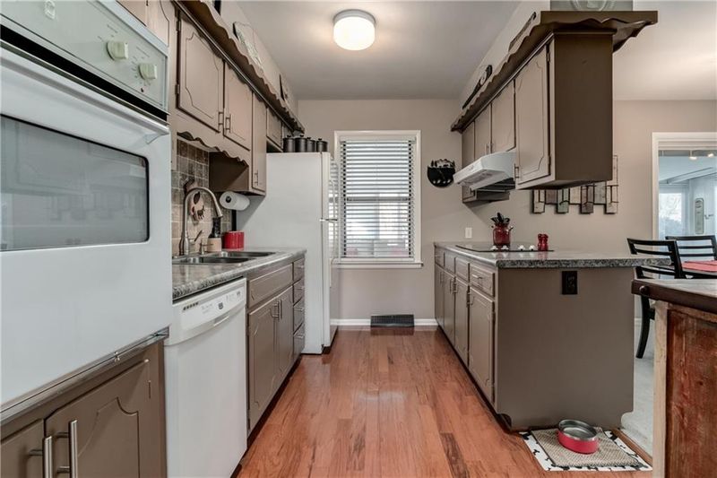 9444 Knox Dr, Overland Park, KS 66212