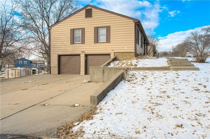 3607 E 106th Ter, Kansas City, MO 64137
